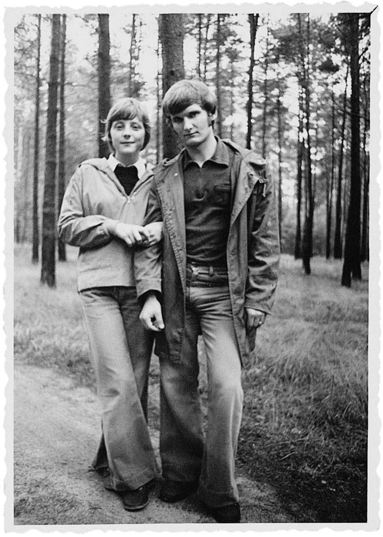 Met haar eerste man Ulrich Merkel, ongeveer 1975.
(Foto uit het boek Angela Merkel. De kanselier en haar tijd) Beeld Dieter Bauer/FOCUS-Magazin
