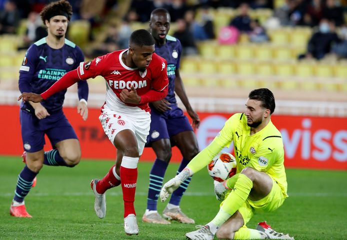 Myron Boadu wordt gestuit door Joel Drommel .