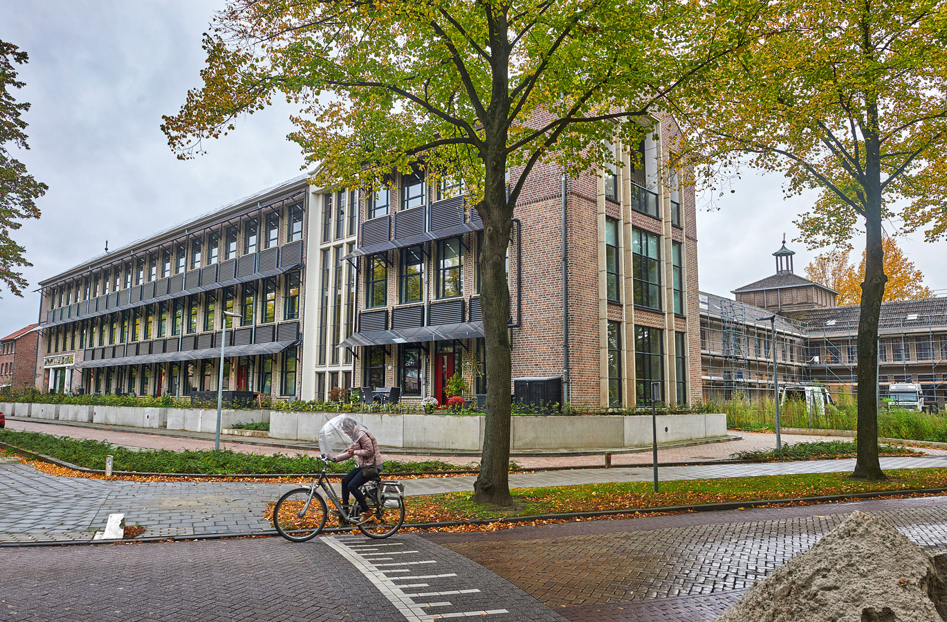 Aan de voorkant van deze vleugel zitten zonnepanelen die ook meteen als zonwering dienen. Aanvankelijk was er weerstand tegen deze panelen op de zijkant van het beschermde stadsgezicht, maar uiteindelijk zijn de reacties vooral lovend.