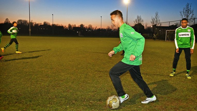 Chinees voetbaltalent Gui Zihan traint met de jeugd van Sparta. Beeld Guus Dubbelman / de Volkskrant