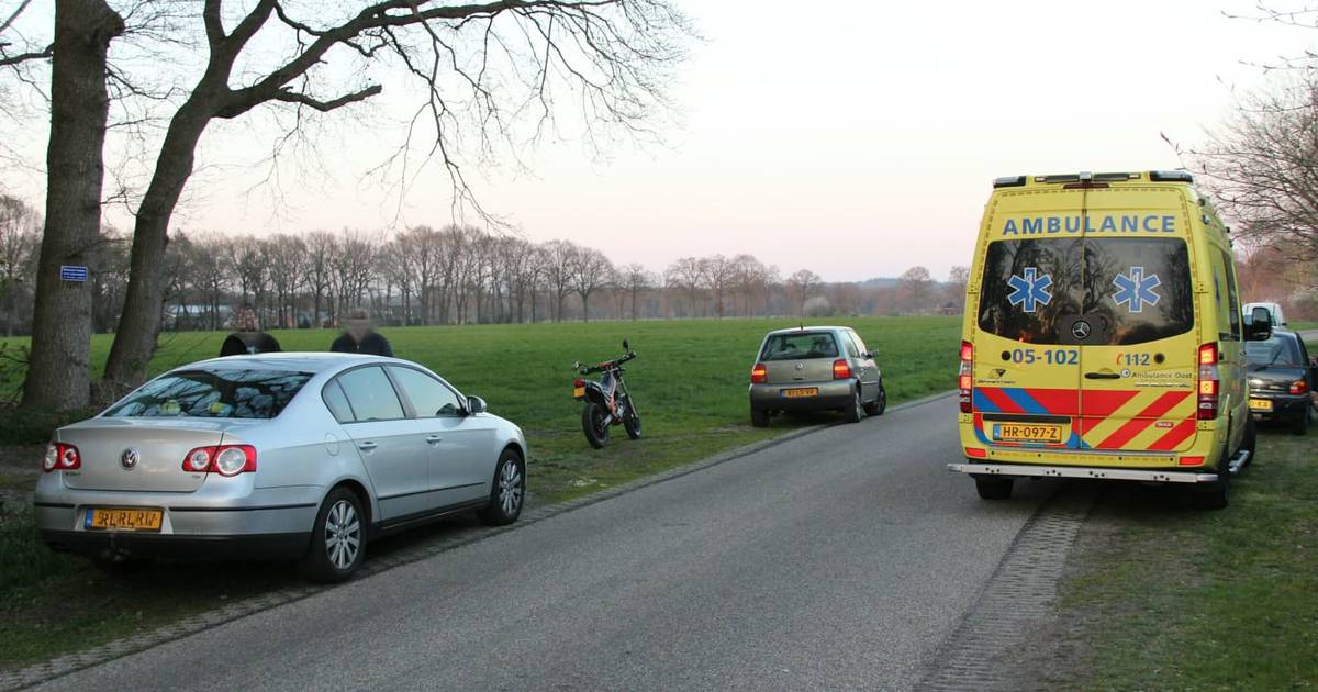 Inhalende bromfietser komt in botsing met auto in Holten.