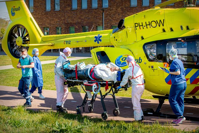 Een coronapatiënt op de intensive care werd half april  verplaatst met een traumahelikopter. Nu de druk op de ic's flink is verminderd is dat niet meer nodig.