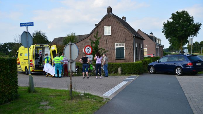 Bij het oversteken van de N607 tussen Helmond en Bakel is woensdagmiddag rond 17.15 uur een fietser in botsing gekomen met een auto.