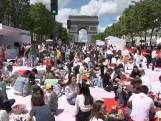 Duizenden Fransen picknicken op de Champs-Élysées