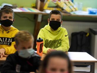 Ook in onze buurlanden raken kinderen massaal besmet: mondmaskers en (zelf)tests moeten schoolsluitingen tegengaan