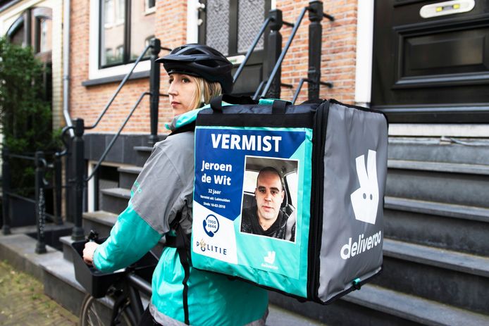 Deliveroo-bezorgers rijden met posters van vermiste personen, hier Jeroen de Wit uit Leimuiden.
