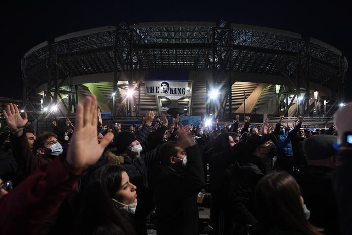 Mensen verzamelen zich bij het San Paolo-stadion in Napels om Maradona te herdenken.