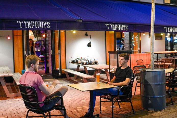 Slechts twee mensen uit twee verschillende huishoudens samen aan tafel. Natuurlijk moet je ergens beginnen, zeggen verschillende ondernemers, 'maar dit is wel heel schamel’.