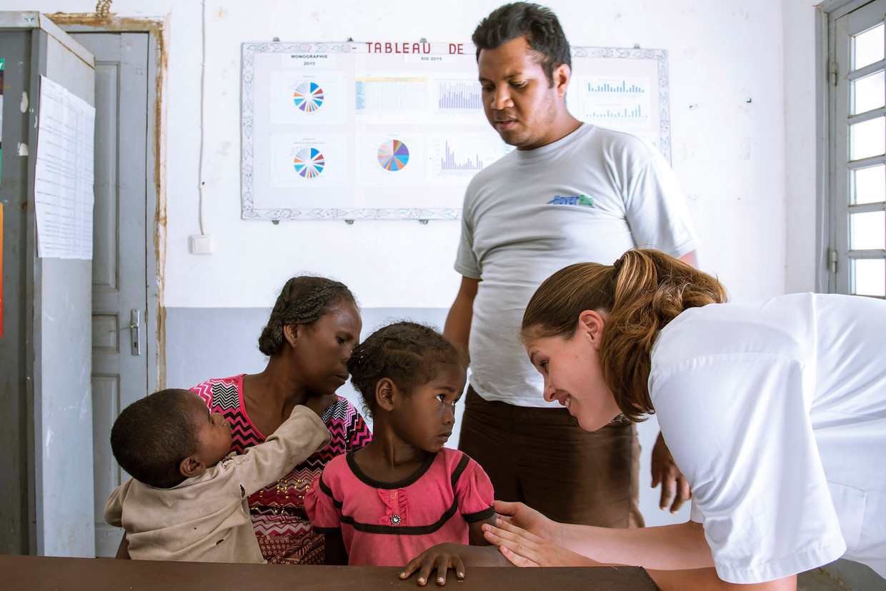 Nederlandse geneeskunde-studenten doen vrijwilligerswerk in Madagaskar. De mensen op deze foto komen niet voor in het verhaal. Beeld Hollandse Hoogte / Roel Burgler