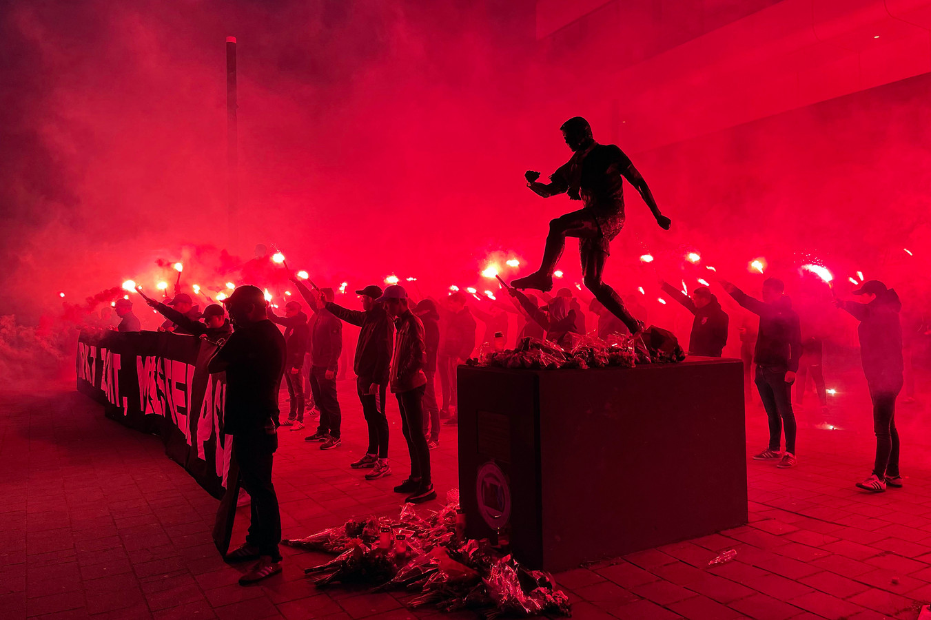 Het eerbetoon van PSV-supporters aan Willy van der Kuijlen.