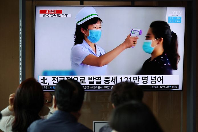 Mensen in Zuid-Korea kijken naar een nieuwsuitzending over de corona-uitbraak in Noord-Korea.