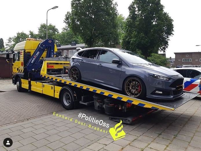 Auto in beslag genomen bij inval in de Schadewijk in Oss.