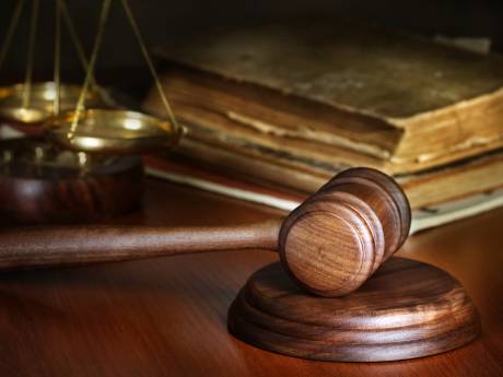 Familieruzie voor de rechter nadat vader zoon harde duw in zijn nek gaf