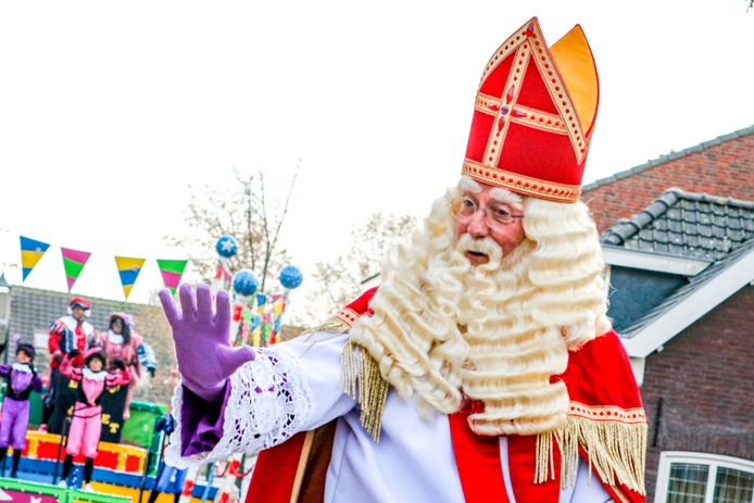 Foto ter illustratie: Sinterklaas zwaait naar kinderen