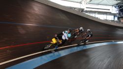 Italiaanse baanwielrenner doorboord door stuk hout op piste in Gent