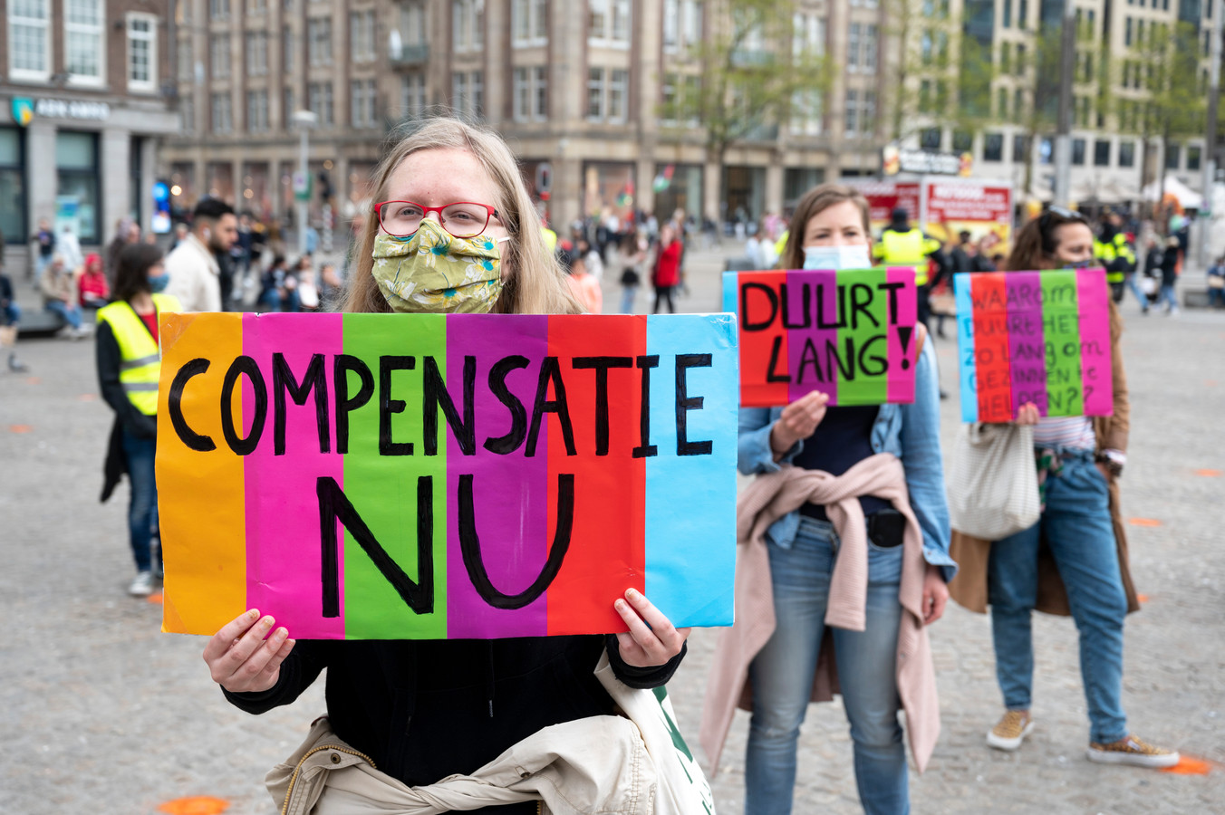 Gedupeerden van de toeslagenaffaire komen geregeld in protest tegen de trage gang van zaken bij het oplossen van hun problemen. Hier bij een protest in Amsterdam