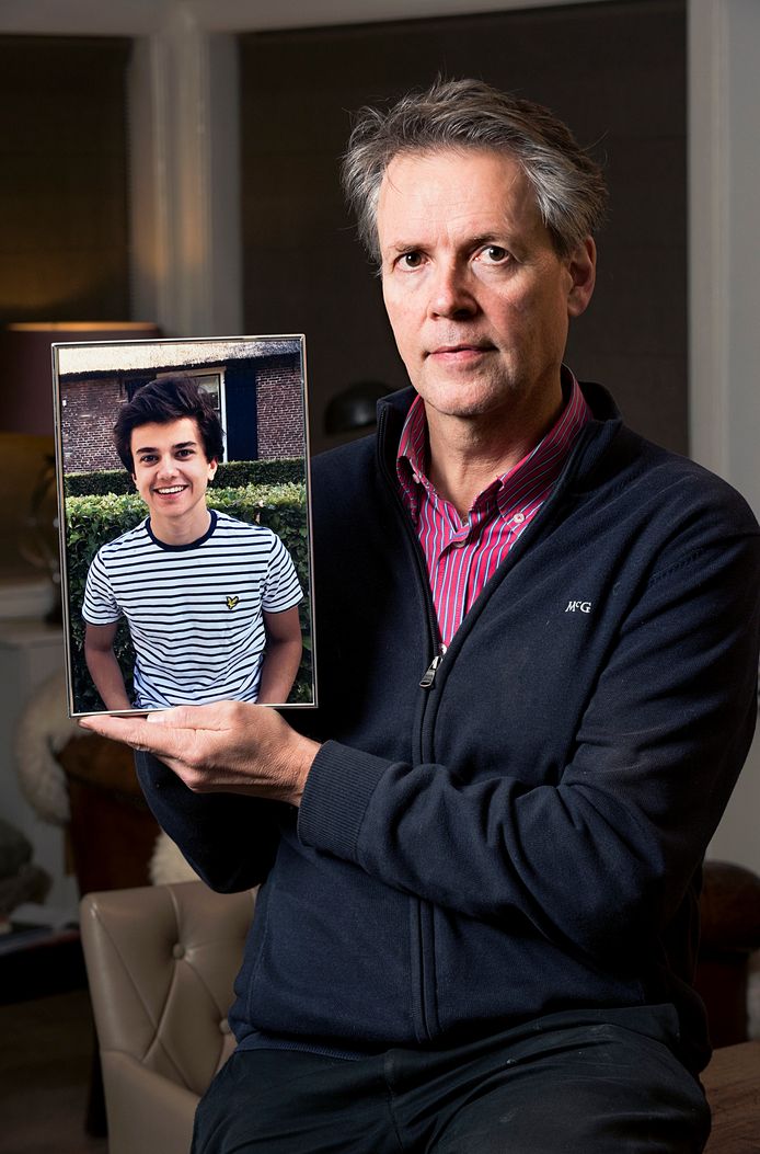 De Hilversummer Bert Gravendeel met foto van zijn 17-jarige zoon Maurits die afgelopen zomer overleed aan meningokokken type W.