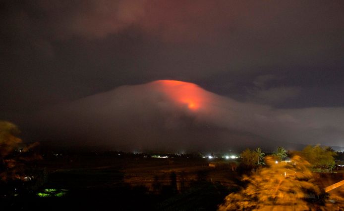 Een oranje gloed boven de vulkaan Mayon op de Filipijnen.