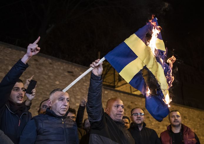 Turkse manifestanten verbranden de Zweedse vlag als protest tegen de verbranding in Stockholm.