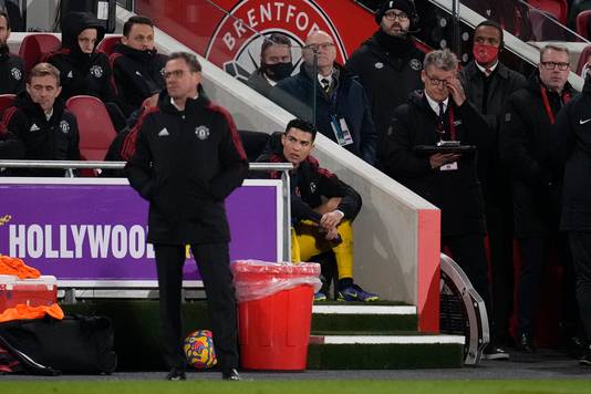 Cristiano Ronaldo na zijn wissel. Links staat Ralf Rangnick.