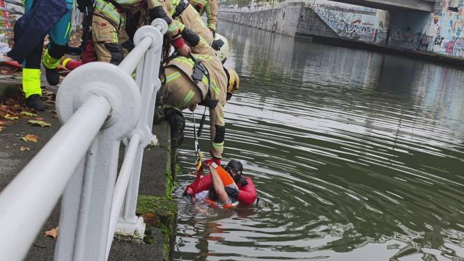 Brusselse brandweer redt drenkeling uit kanaal: man met onderkoelingsverschijnselen afgevoerd