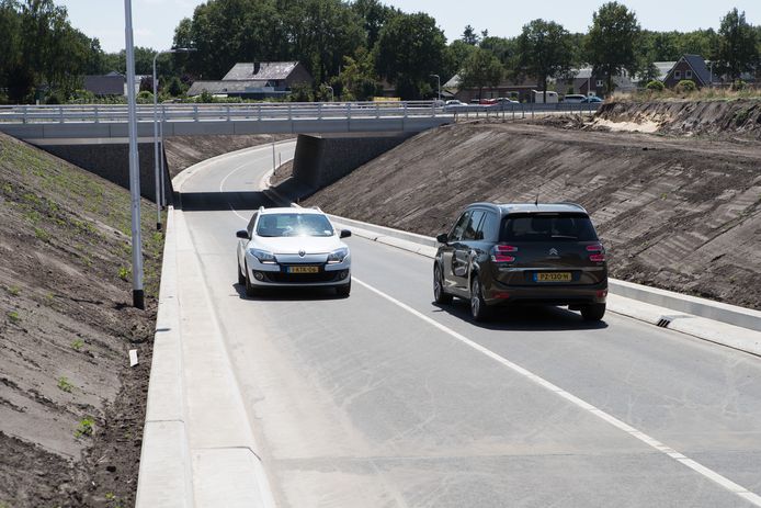 Na de opening in de zomer van 2018 van een tunnel onder de N34 voor autoverkeer van en naar sportpark De Boshoek, werd de vertrouwde route via de Hessenweg afgesloten voor gemotoriseerd verkeer. Dat laatste was voor veel betrokkenen een onaangename verrassing.