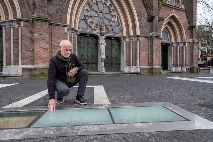 Twee glasplaten van de ‘archeofaag’ voor de Catharinakerk zijn door vuurwerk vernield. Op de foto beheerder van de kerk Laurens Mulkens.