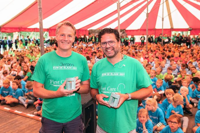 Jeroen Elias (48, links) en Loet Smits (44) ontvingen bij de start van de kindervakantieweek in De Blaak de Tilburg Trofee voor dertig jaar inzet als vrijwilliger.