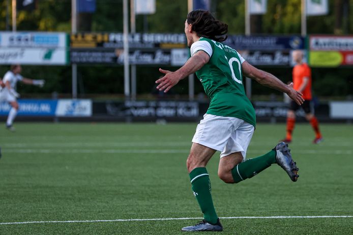 Cenk Uguz van HSC'21 juichend in de heenwedstrijd na zijn treffer tegen Sparta Nijkerk. Hij kon zaterdagavond opnieuw juichen. Uguz scoorde in Nijkerk de 1-0. Zijn ploeg won de return met 2-1.