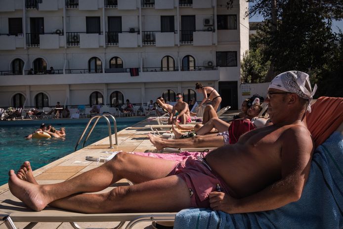 De Belg Luc Pinsart bij het zwembad van het Heronissos Hotel. “Het is een schande wat hier gebeurt.”