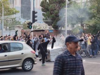 Protesten Iran: Mahsa Amini (22) omgekomen na “slag op het hoofd” door zedenpolitie, familie dient klacht in