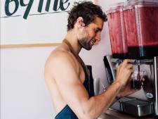 Maak kennis met 'the naked chef'. Deze man doet zijn naam eer aan.