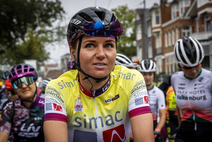 Chantal Blaak in de leiderstrui voor aanvang van de laatste etappe van de Simac Ladies Tour.