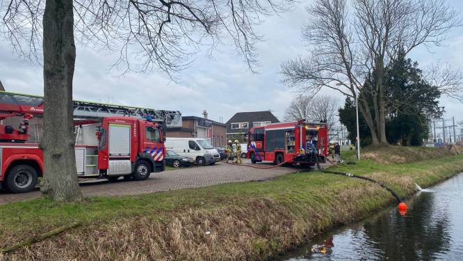Brand bij autobedrijf in Hengelo onder controle, brandweer nog druk met nabluswerkzaamheden