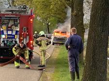 Voertuig vliegt in brand in Oud Ootmarsum