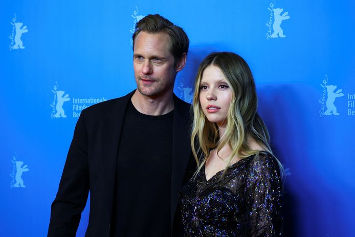 Alexander Skarsgard en actrice Mia Goth op de rode loper van het filmfestival Berlijn.