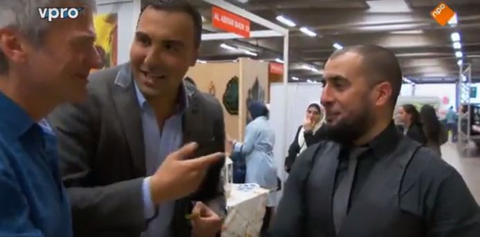 In 'Allah in Europa' was te zien hoeJan Leyers op de moslimbeurs in Antwerp Expo in mei 2016 de hand schudde van de dubieuze prediker Ali Houri (rechts). De Gentse imam Khalid Benhaddou (midden) stelde Houri voor.