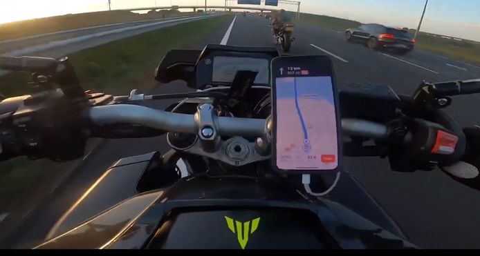 Een screenshot van de video die de motorrijders afgelopen zomer van hun dollemansrit op de A16 op social media plaatsten.