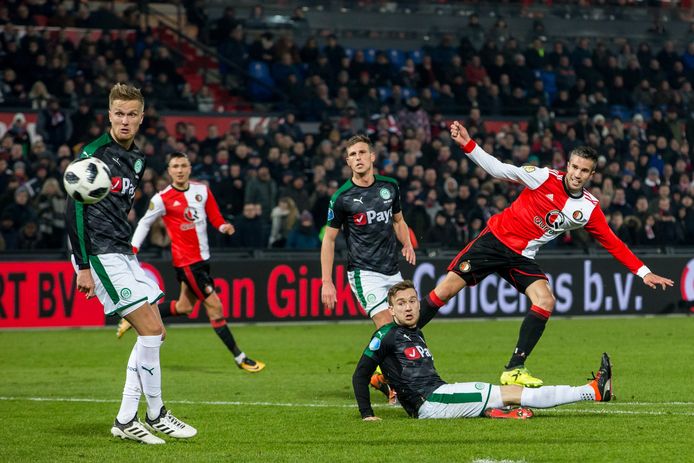 Robin van Persie schiet raak tegen FC Groningen; zijn eerste treffer voor Feyenoord sinds zijn terugkeer in Rotterdam.