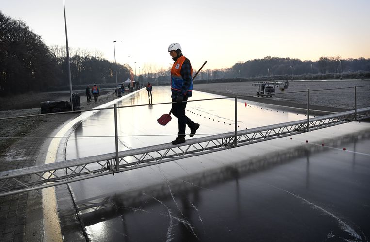 De brug over de schaatsbaan in Winterswijk. Beeld  Marcel van den Bergh / de Volkskrant