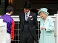 Queen Elizabeth II glundert wanneer ze samen met racing manager John Warren naar de paarden kijkt.