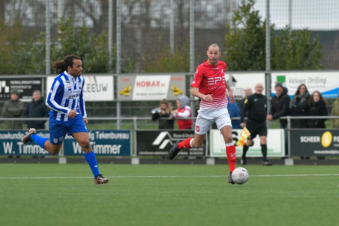 Wesley de Klein, bezig aan zijn laatste seizoen voor Hierden, in actie tegen zijn oude en nieuwe club Unicum.
