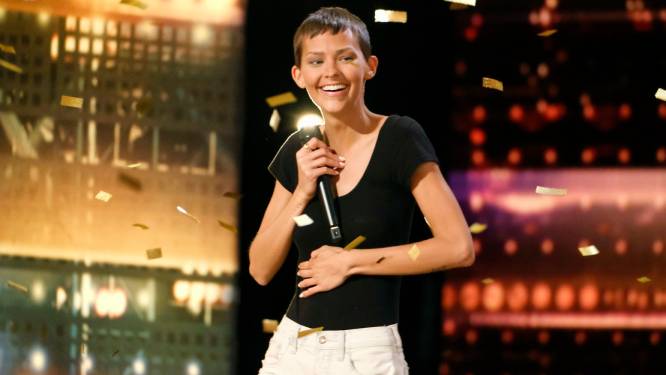 Kankerpatiënte krijgt staande ovatie én golden buzzer in ‘America’s Got Talent’: “2% overlevingskans. Maar dat is beter dan 0%”