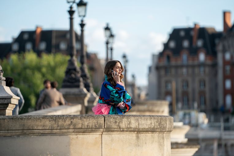 Lily Collins in ‘Emily in Paris’. Beeld STÉPHANIE BRANCHU/NETFLIX