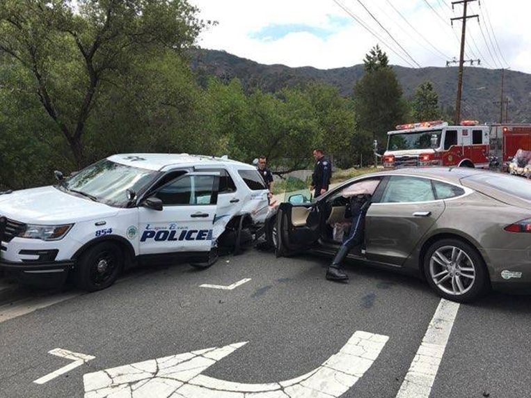 Een Tesla is op een stilstaande politieauto gebotst in Laguna Beach (Verenigde Staten). Volgens de bestuurder was de zogenoemde Autopilot ingeschakeld. Beeld EPA