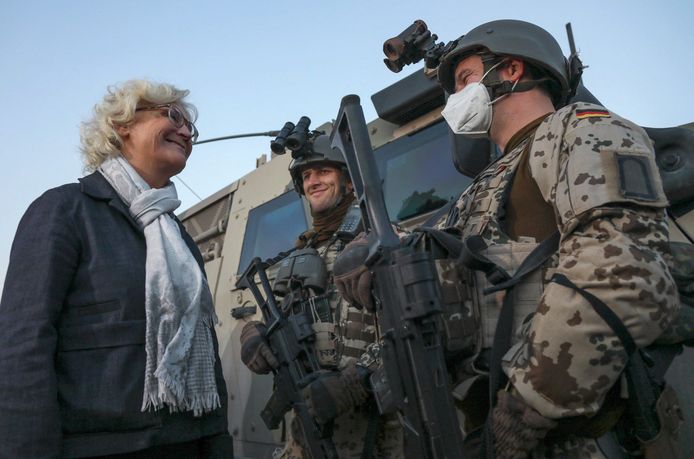 De Duitse defensieminister Christine Lambrecht spreekt met soldaten.