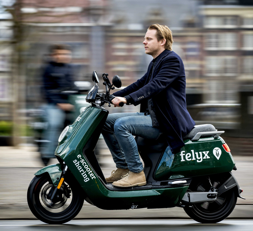verfrommeld autobiografie Uitstekend Helm, haarnetje en spray vaste uitrusting voor Amsterdamse  scooterverhuurders | Foto | AD.nl