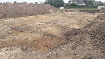 Sporen van palen en waterput op Linde-terrein Achterberg