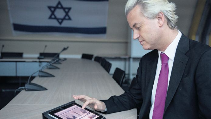 PVV-leider Geert Wilders toont zijn nieuwe website Mosknee met tal van tips om bezwaar te maken tegen de komst van zo'n geloofsruimte.