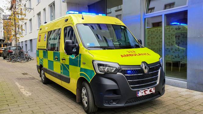 Ambulancier vraagt man om mondmasker op te doen en krijgt klap in het gezicht: schuldig, maar geen straf